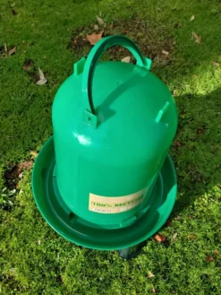 Abreuvoir poule en plastique recyclé Eco 8L avec pieds