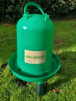 Abreuvoir poule en plastique recyclé Eco 8L avec pieds