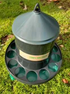 Mangeoire poule en plastique recyclé Eco 2Kg avec pieds