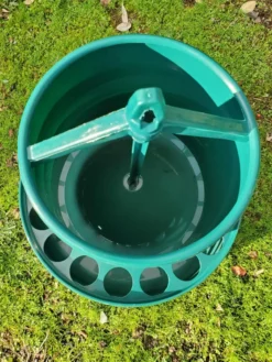Mangeoire poule en plastique recyclé Eco 8Kg avec pieds