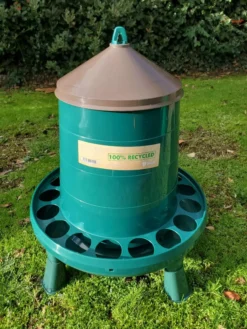 Mangeoire poule en plastique recyclé Eco 8Kg avec pieds