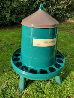 Mangeoire poule en plastique recyclé Eco 8Kg avec pieds