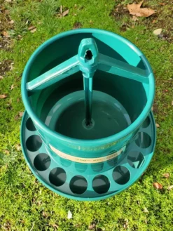 Mangeoire poule en plastique recyclé Eco 8Kg avec pieds
