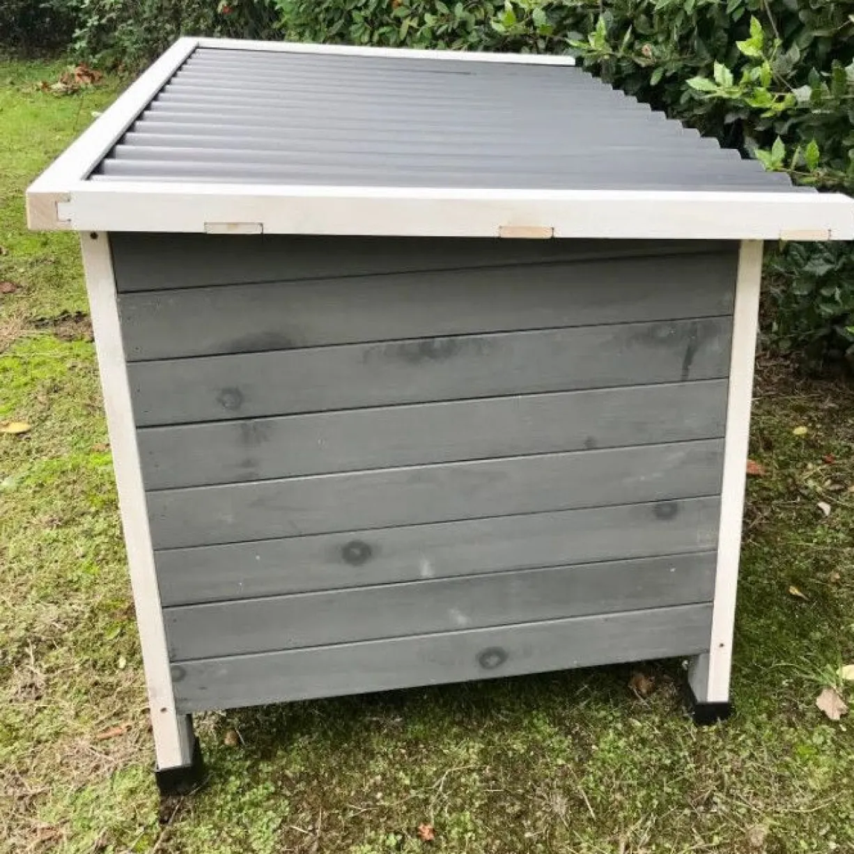 Niche pour chien Toit plat ondulé grise et blanche taille XL