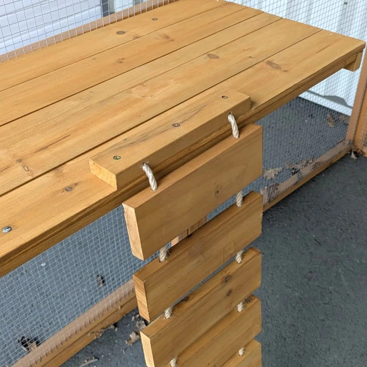 Plateforme avec pont suspendu en bois pour catio modulable chat « Kat’Venture »