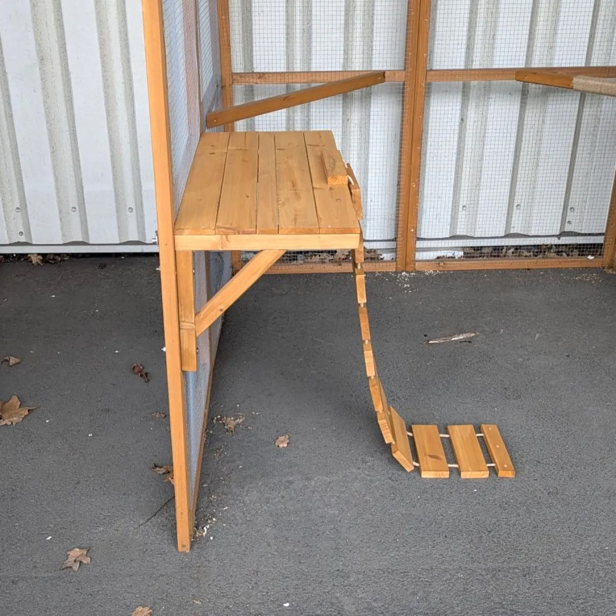 Plateforme avec pont suspendu en bois pour catio modulable chat « Kat’Venture »